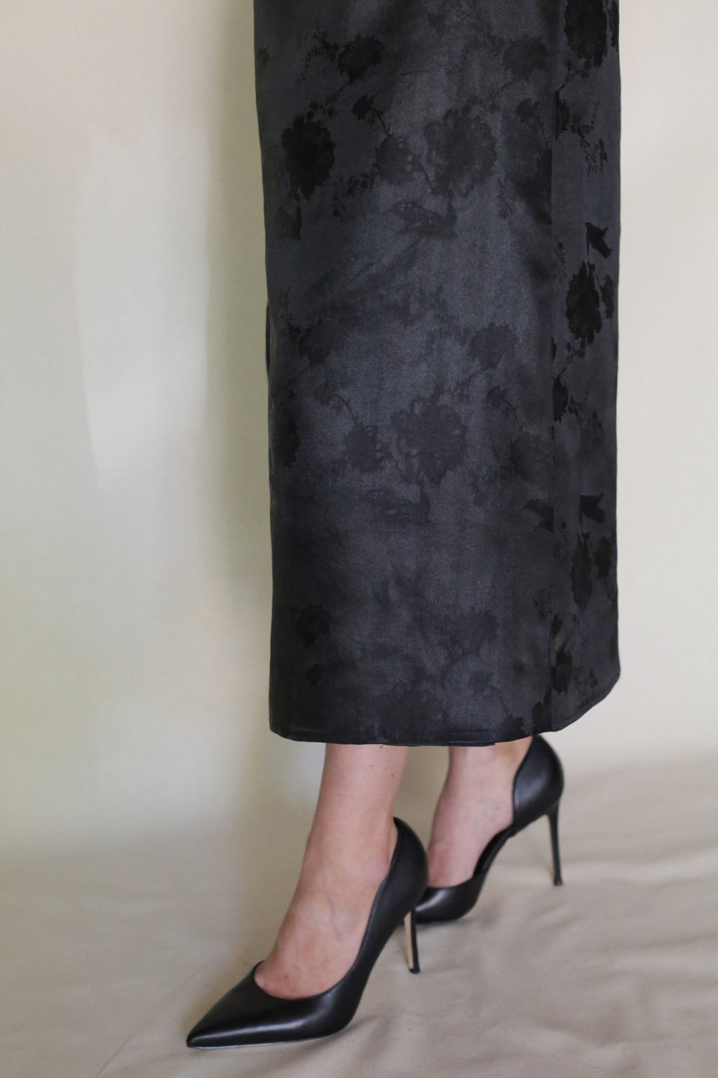 A person wearing the Lingering Fragrance Futo Skirt and black high-heeled shoes stands on a light-colored surface, with only the lower part of their legs visible.