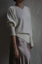 Load image into Gallery viewer, Raglan Crewneck Cashmere Sweater | Ivory